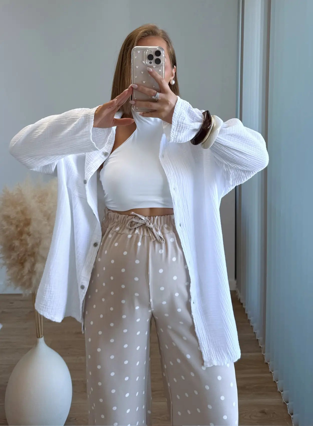 Pantalon-de-grossesse-fluide-à-pois-beige