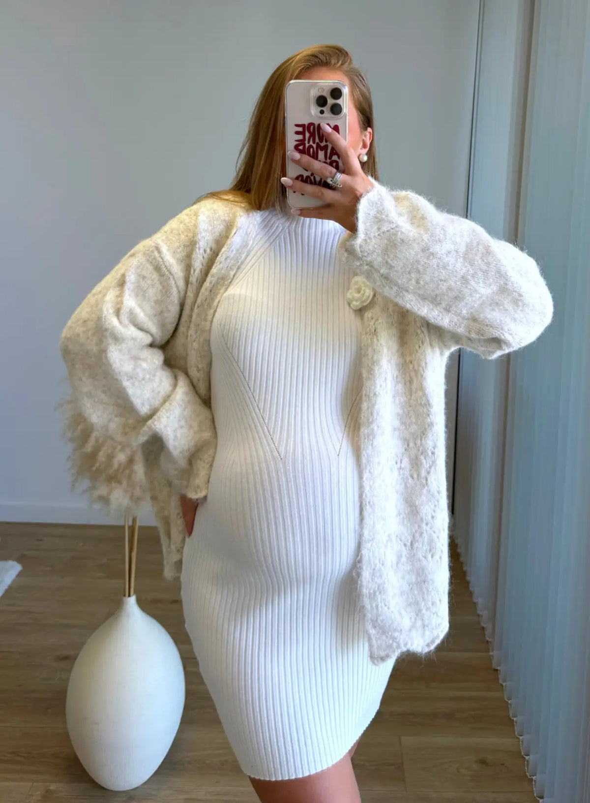  Robe-mi-longue-de-grossesse-en-maille-douce-blanche