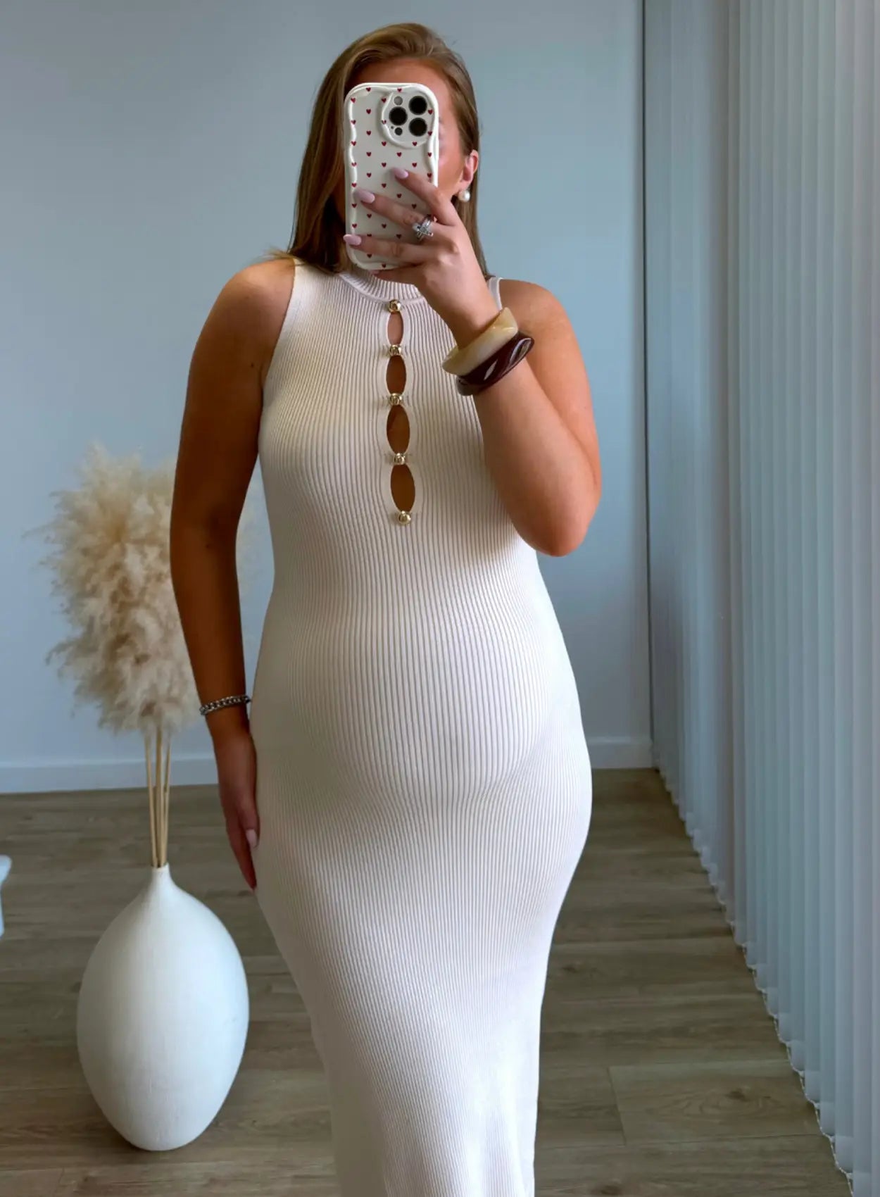 robe-longue-de-grossesse-côtelée-beige-avec-détail-bijou-sur-le-devant