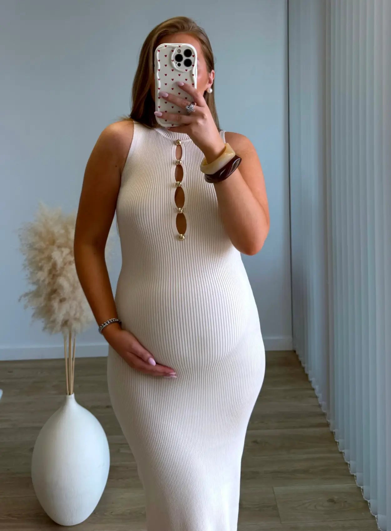robe-longue-de-grossesse-côtelée-beige-avec-détail-bijou-sur-le-devant