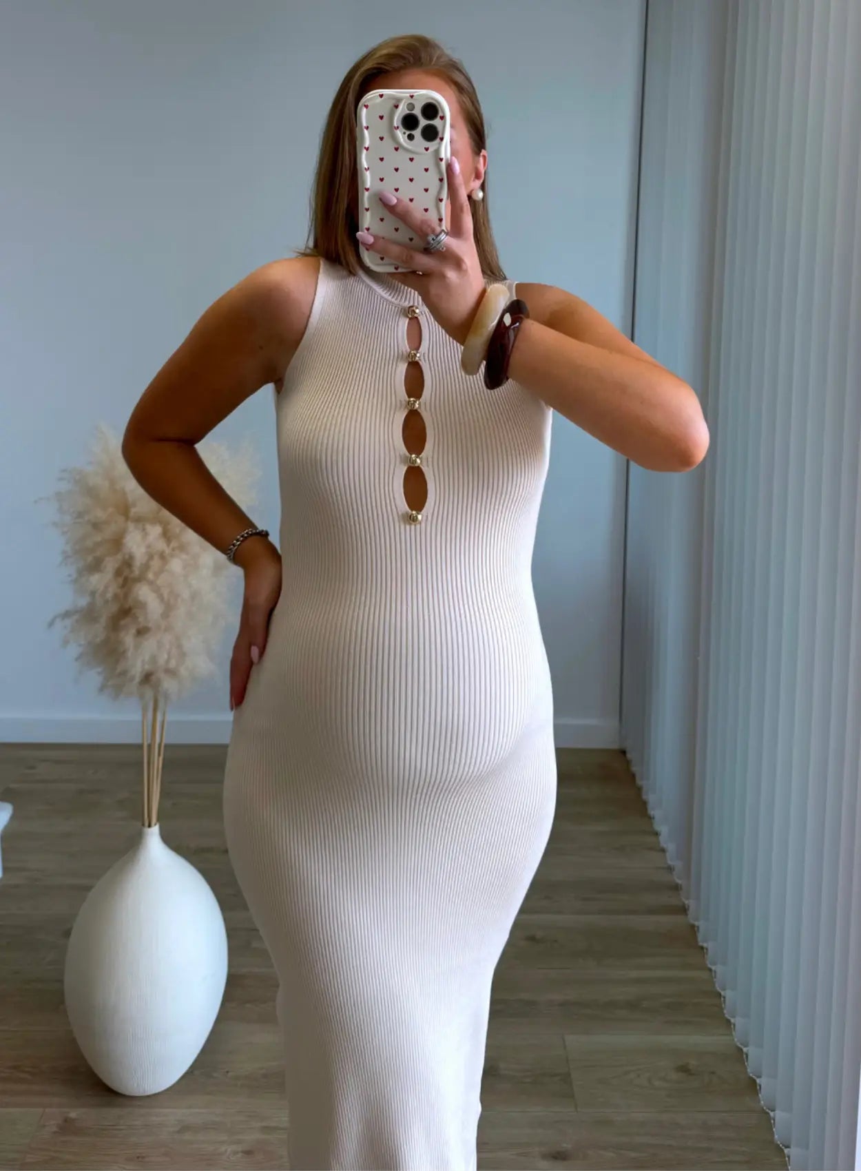 robe-longue-de-grossesse-côtelée-beige-avec-détail-bijou-sur-le-devant