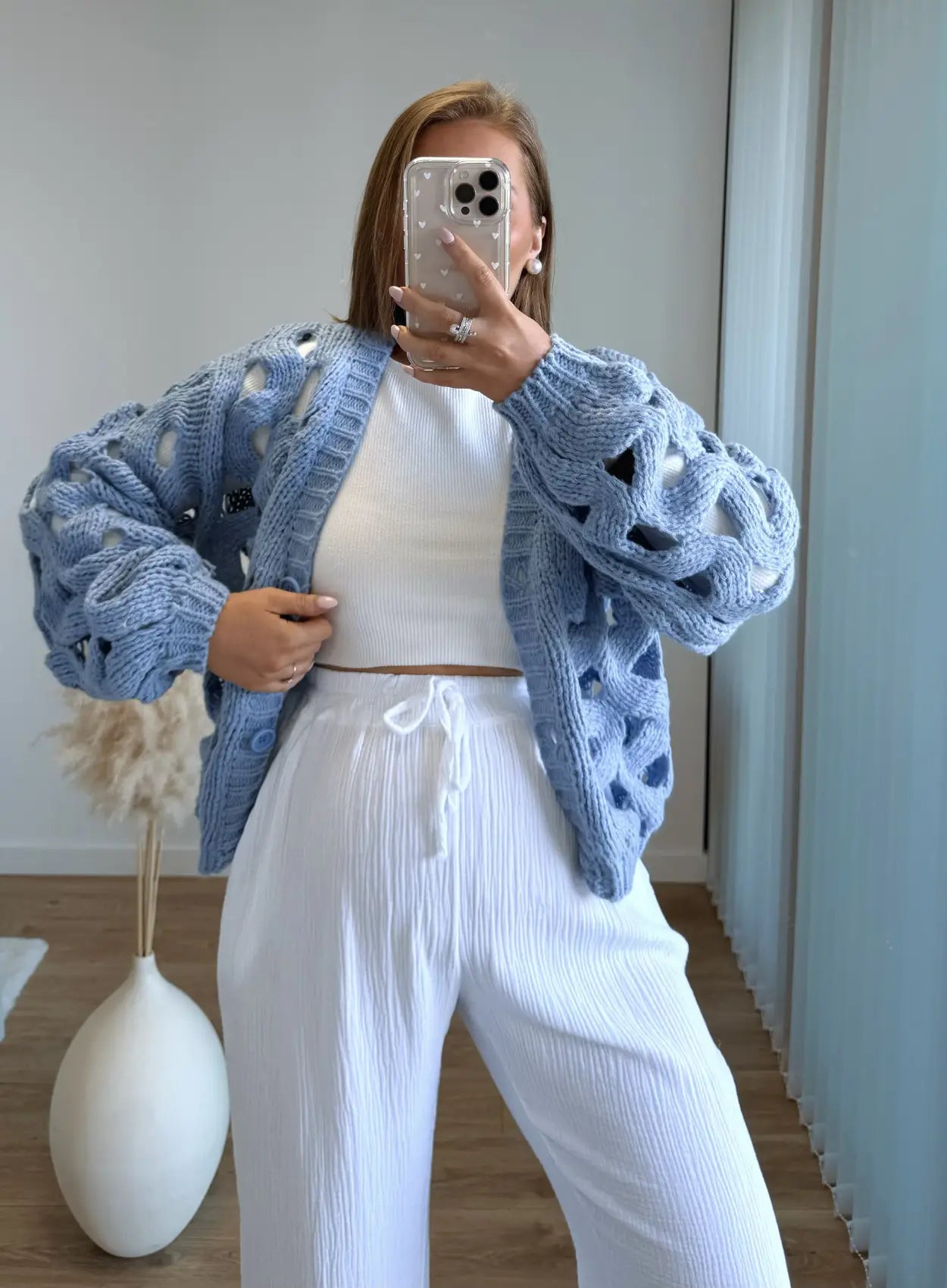 Gilet-de-grossesse-en-maille-bleue-ajourée