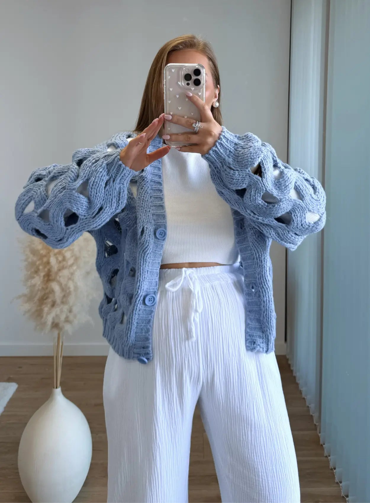 Gilet-de-grossesse-en-maille-bleue-ajourée