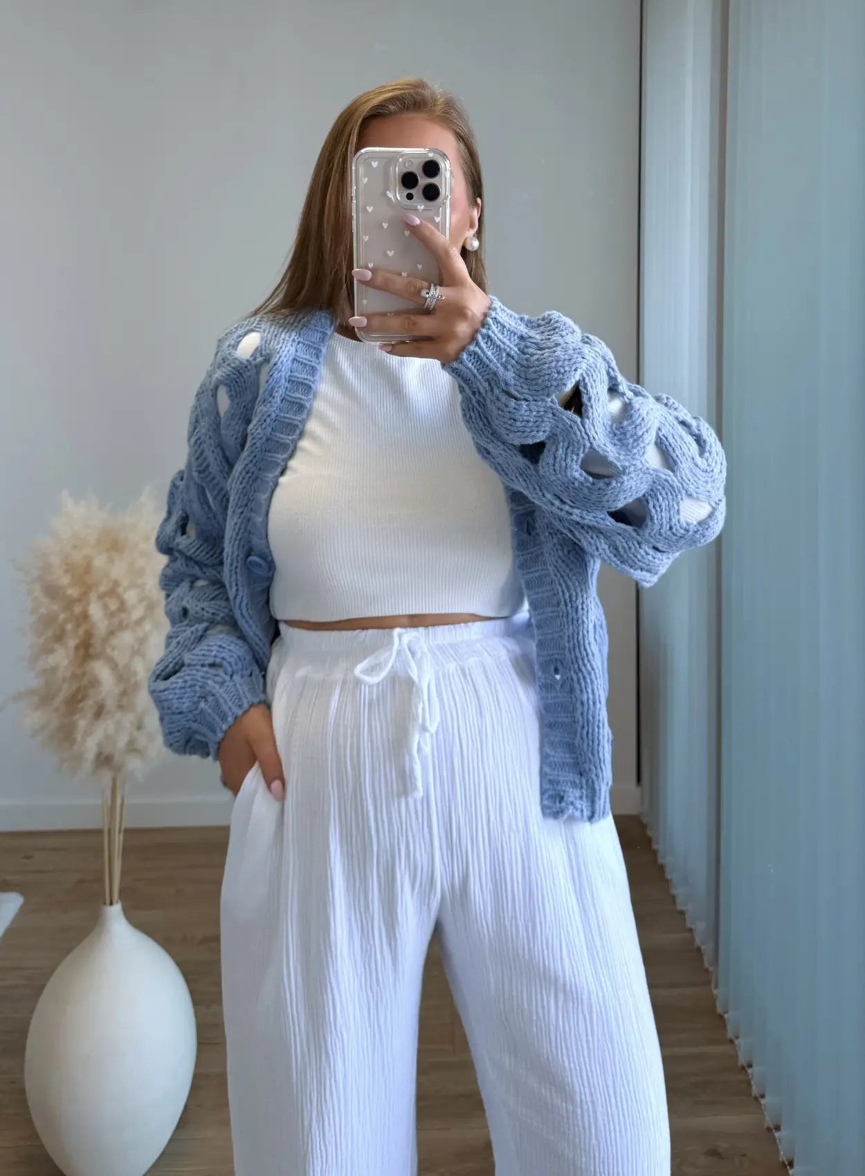 Gilet-de-grossesse-en-maille-bleue-ajourée