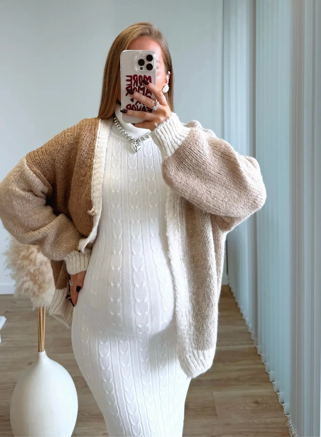 Robe-mi-longue-de-grossesse-torsadée-blanche