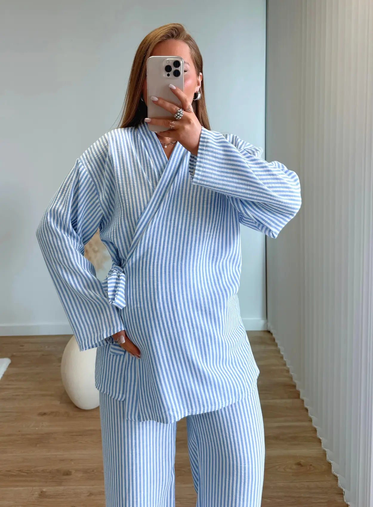 ensemble-de-grossesse-kimono-en-lin-à-rayures-blanches-et-bleues
