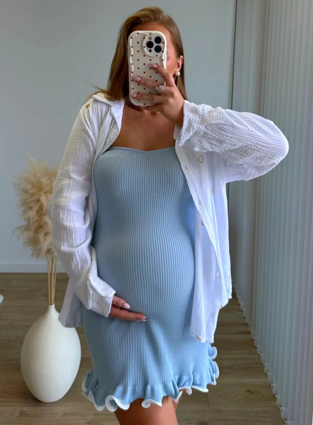 robe-courte-de-grossesse-bustier-bleu-avec-volants-blanc