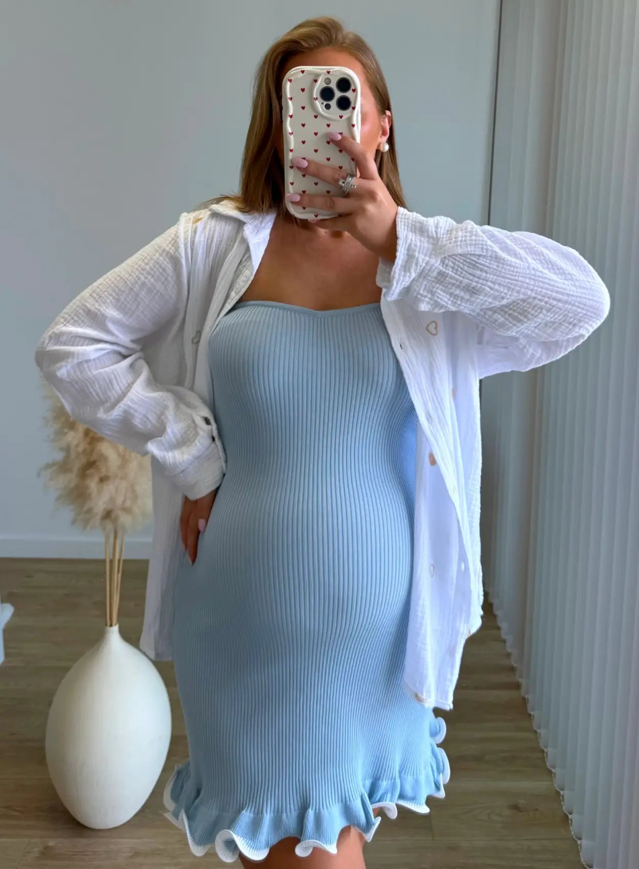 robe-courte-de-grossesse-bustier-bleu-avec-volants-blanc