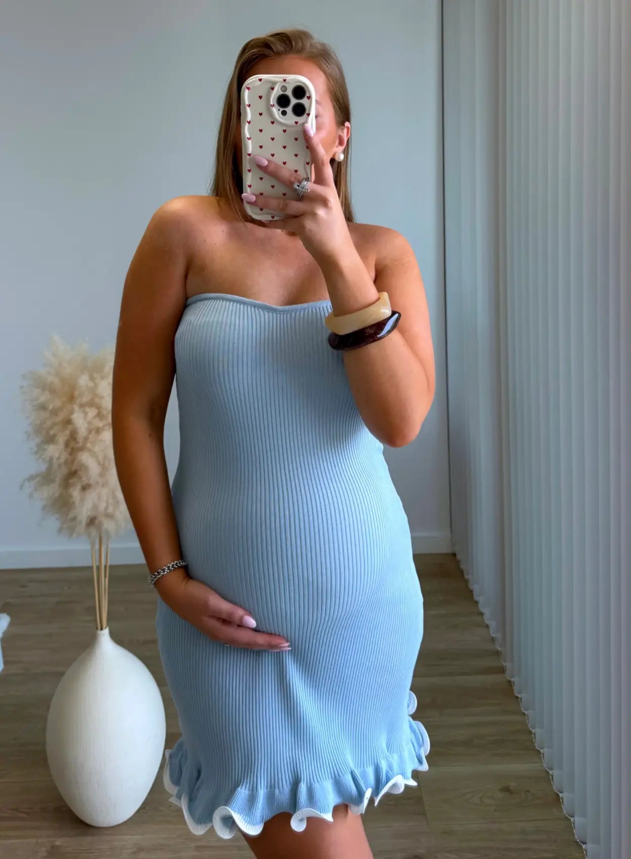 robe-courte-de-grossesse-bustier-bleu-avec-volants-blanc