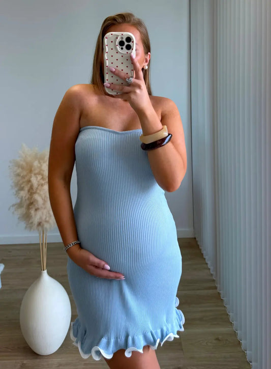 robe-courte-de-grossesse-bustier-bleu-avec-volants-blanc