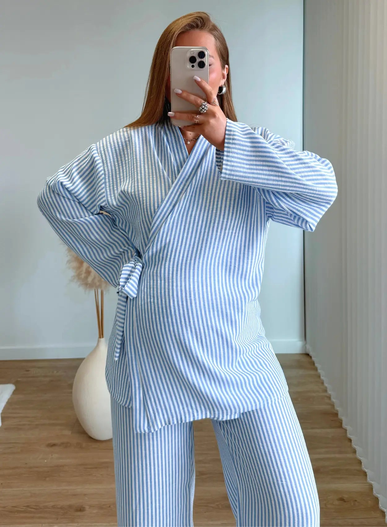 ensemble-de-grossesse-kimono-en-lin-à-rayures-blanches-et-bleues