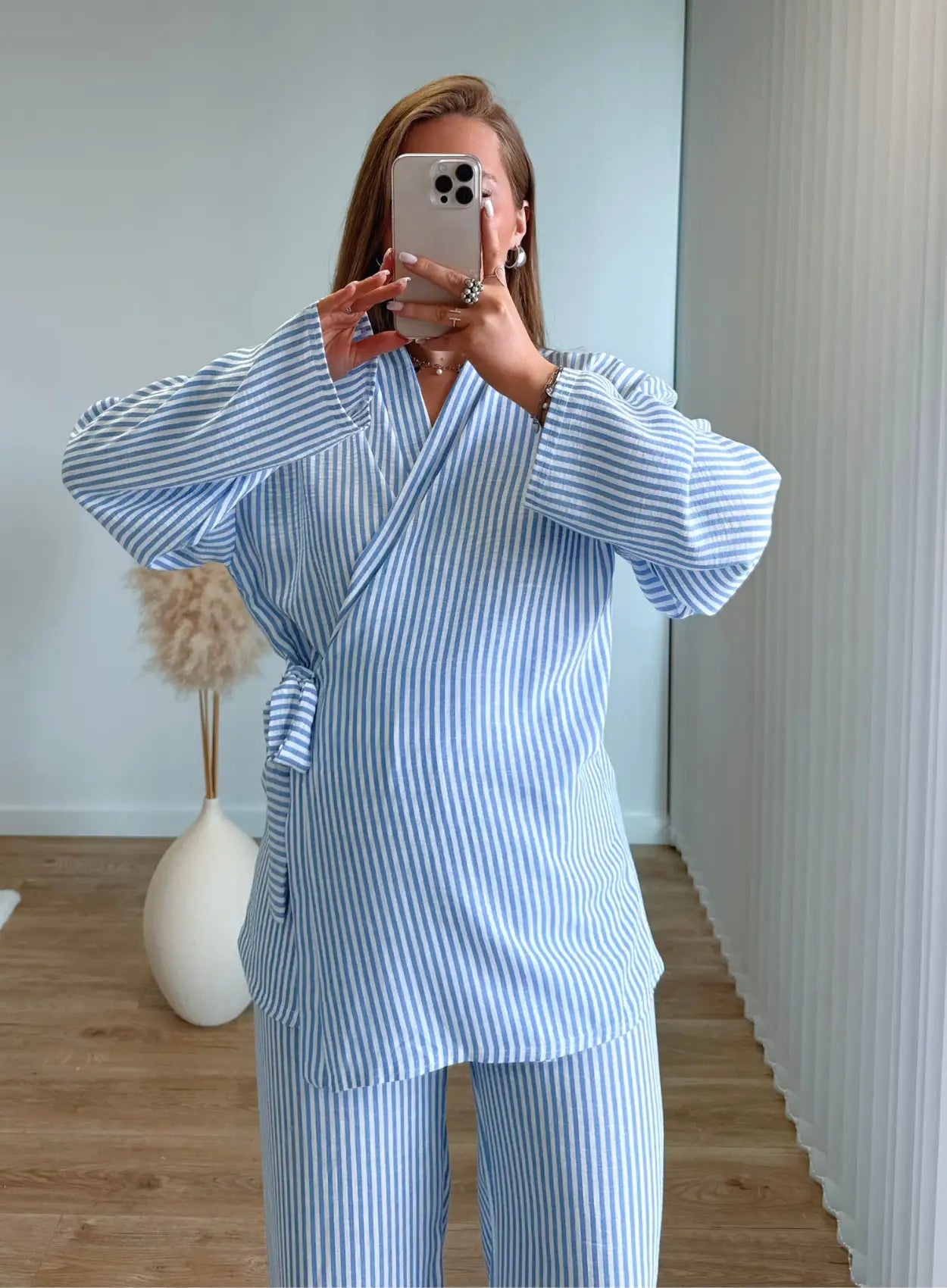ensemble-de-grossesse-kimono-en-lin-à-rayures-blanches-et-bleues