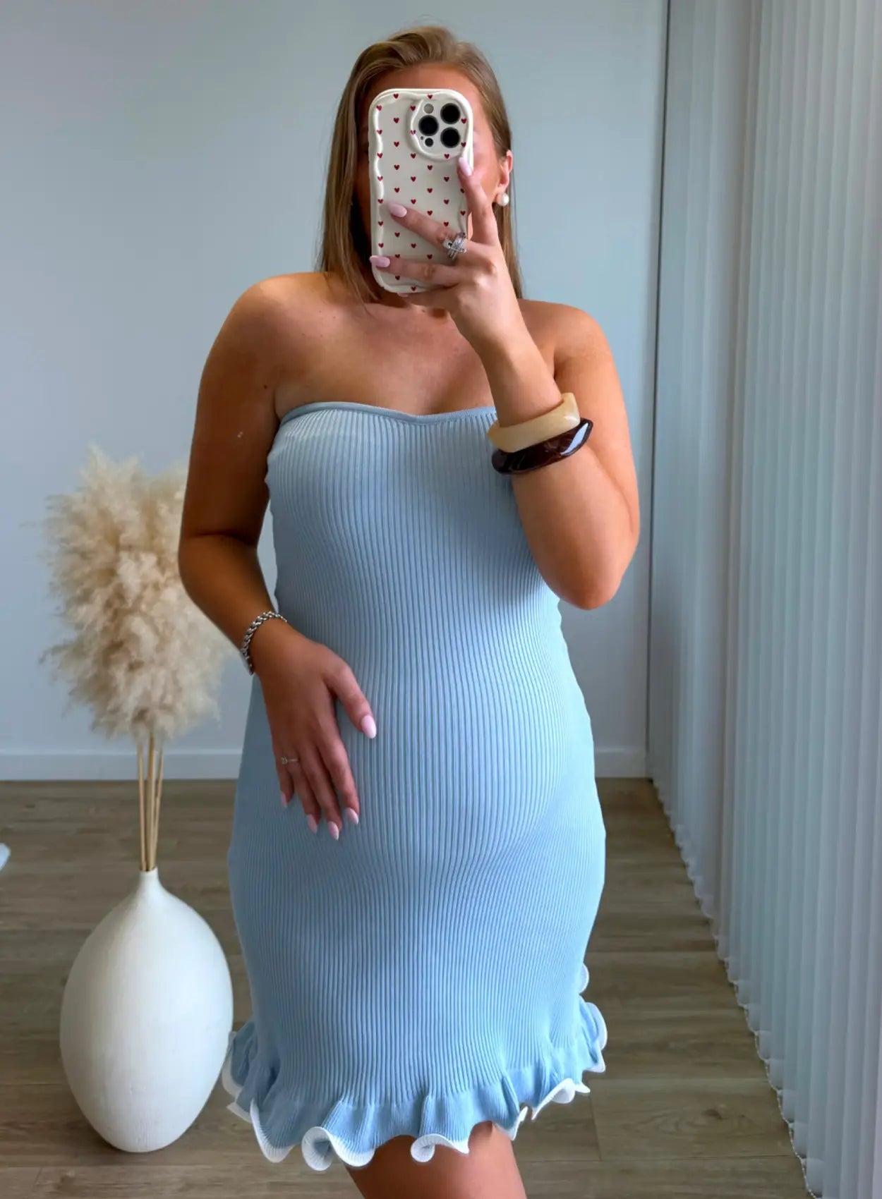 robe-courte-de-grossesse-bustier-bleu-avec-volants-blanc
