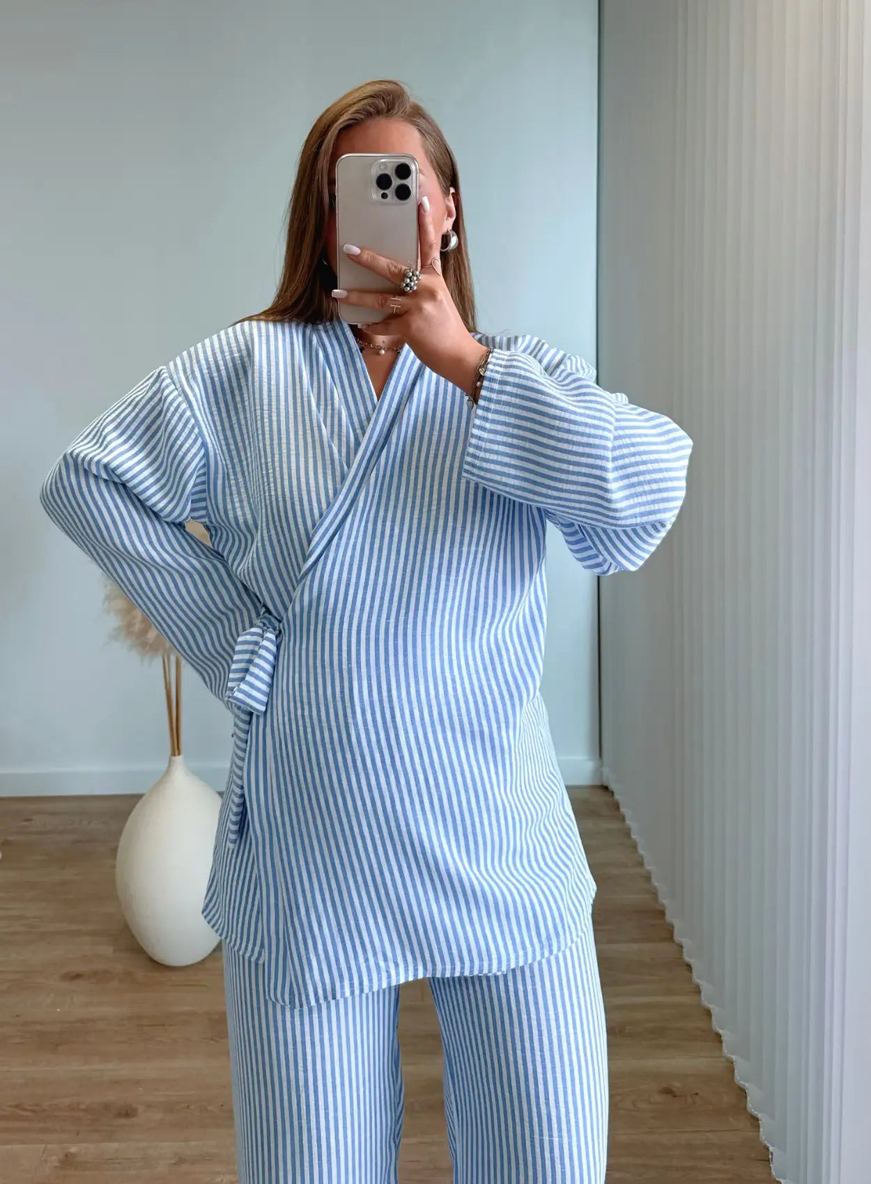 ensemble-de-grossesse-kimono-en-lin-à-rayures-blanches-et-bleues