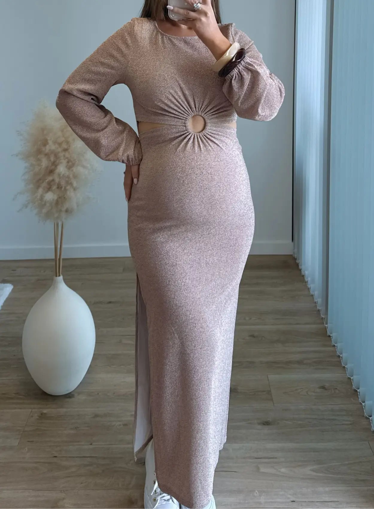 Robe-longue-de-grossesse-à-paillettes-beige