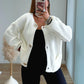 gilet-en-maille-de-grossesse-blanc-à-boutons-dorés