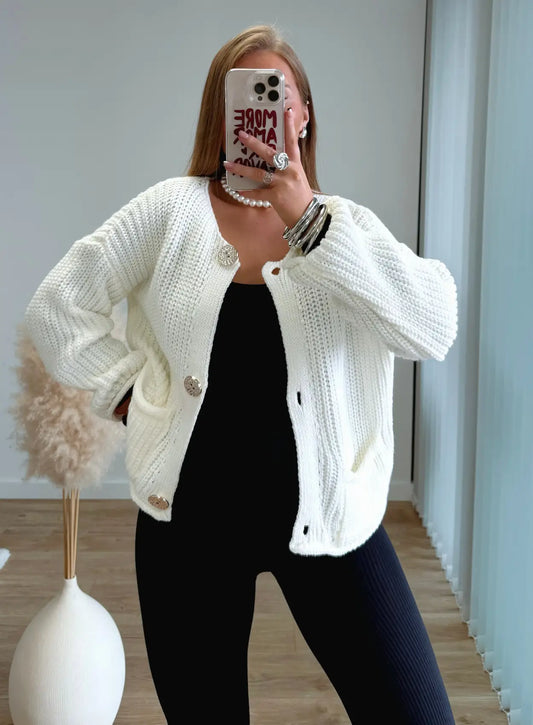 gilet-en-maille-de-grossesse-blanc-à-boutons-dorés