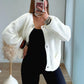 gilet-en-maille-de-grossesse-blanc-à-boutons-dorés