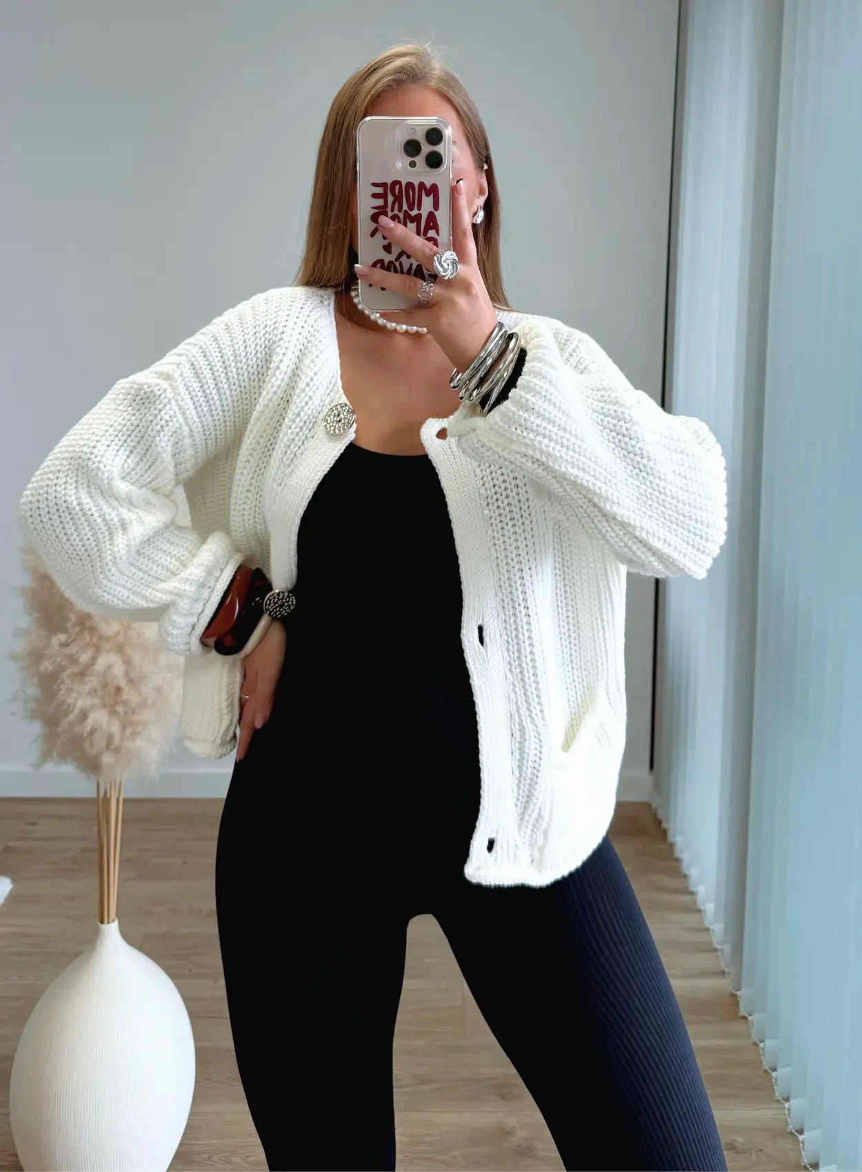 gilet-en-maille-de-grossesse-blanc-à-boutons-dorés