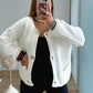 gilet-en-maille-de-grossesse-blanc-à-boutons-dorés