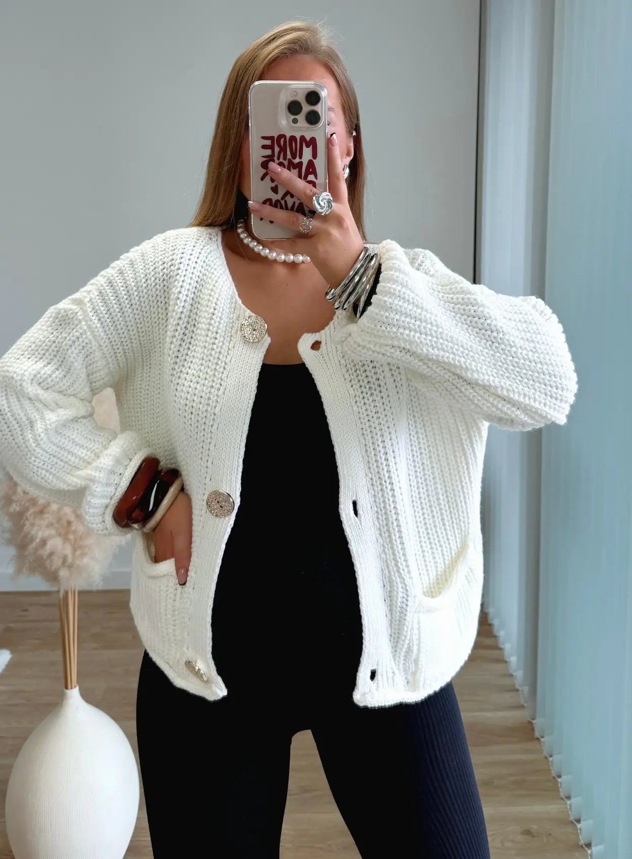 gilet-en-maille-de-grossesse-blanc-à-boutons-dorés