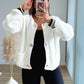 gilet-en-maille-de-grossesse-blanc-à-boutons-dorés