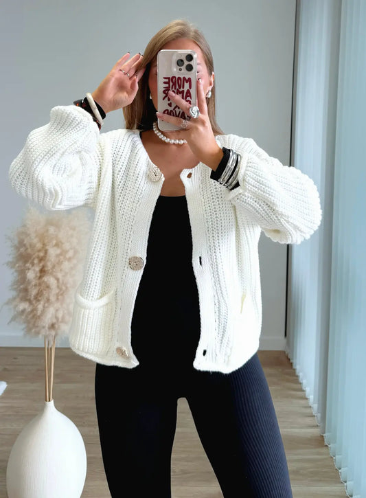 gilet-en-maille-de-grossesse-blanc-à-boutons-dorés