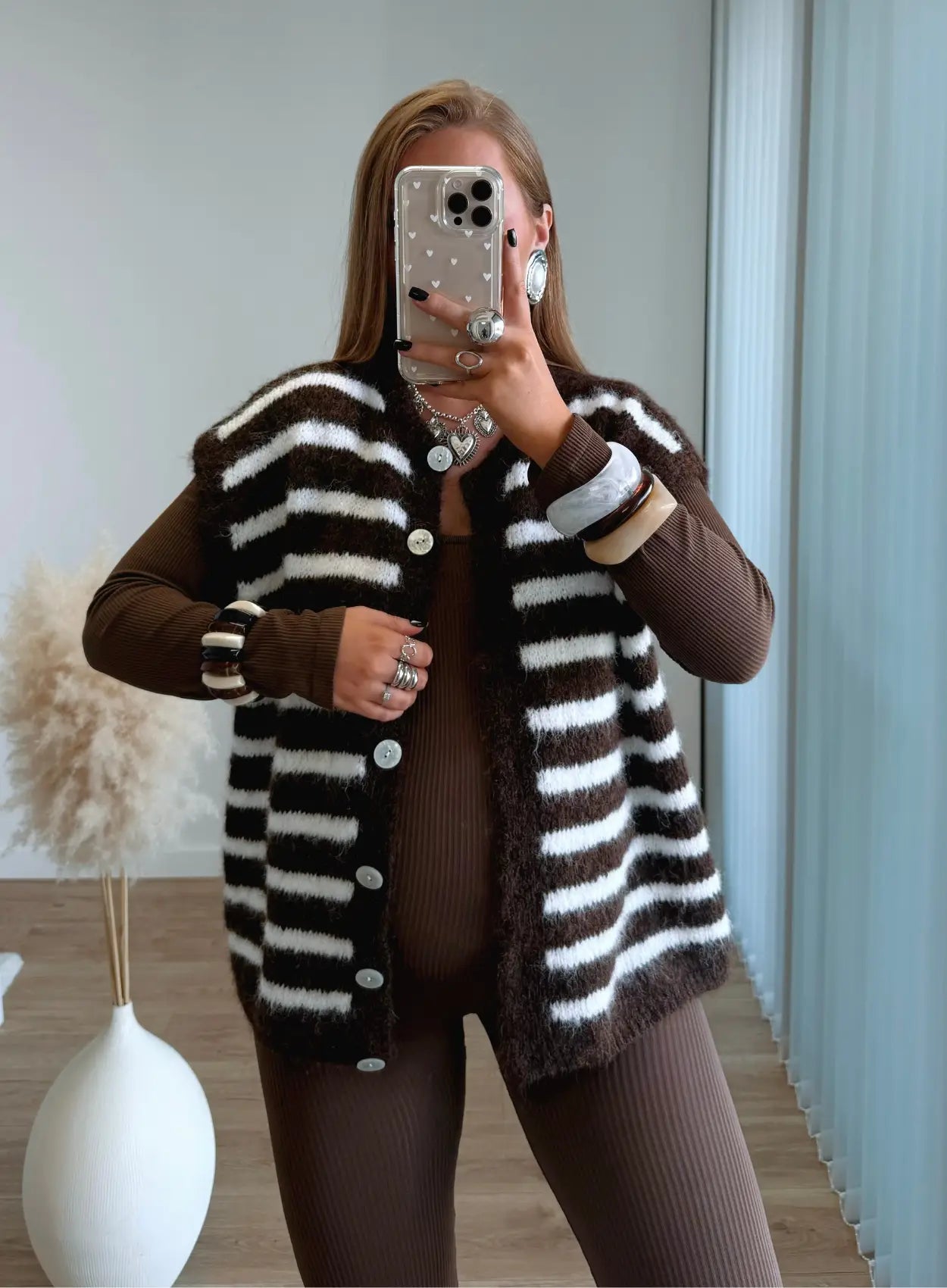 pull-gilet-sans-manches-à-rayures-blanches-et-marron