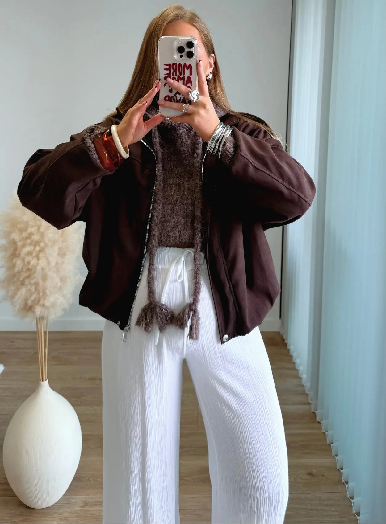 pull-court-de-grossesse-en-maille-marron-à-capuche