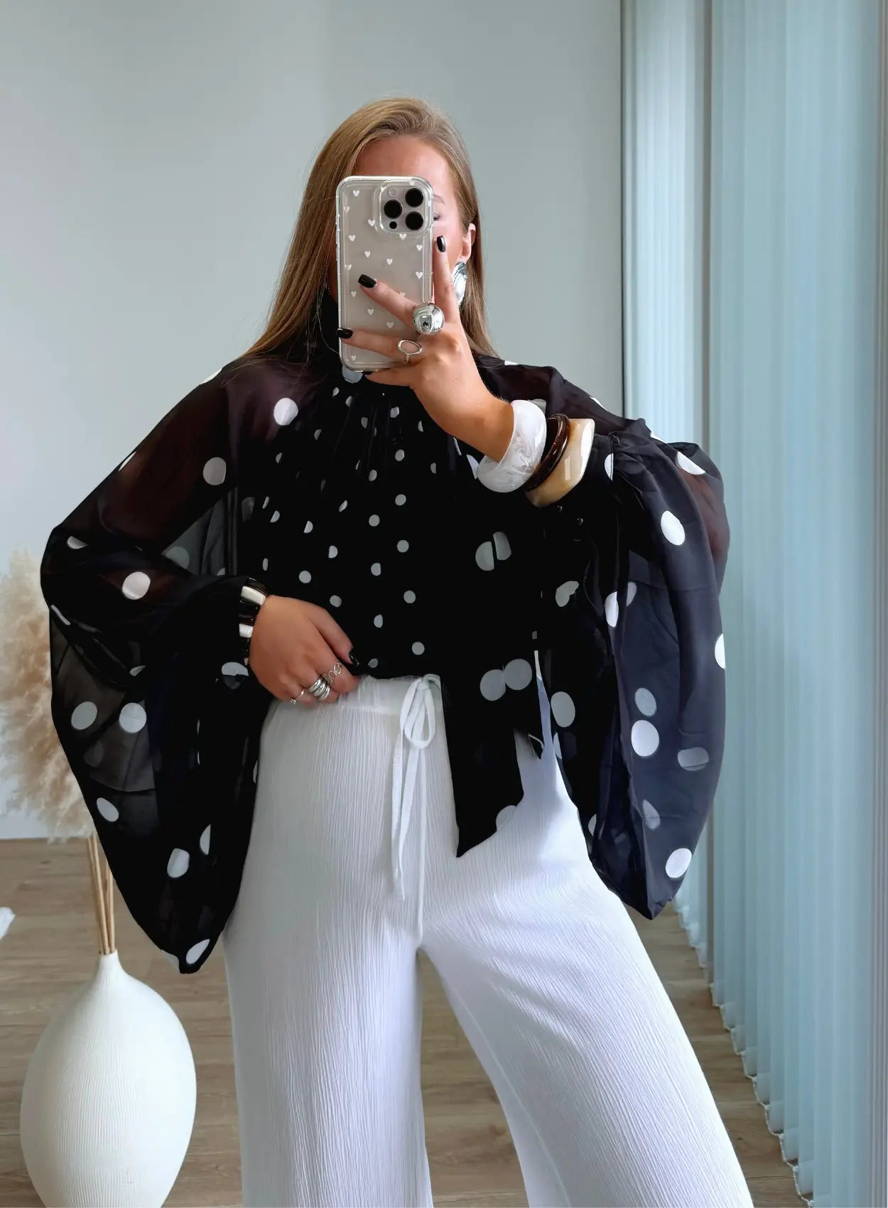 blouse-de-grossesse-fluide-à-pois-et-manches-bouffantes