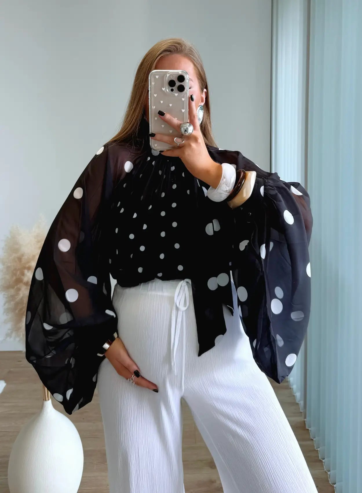 blouse-de-grossesse-fluide-à-pois-et-manches-bouffantes