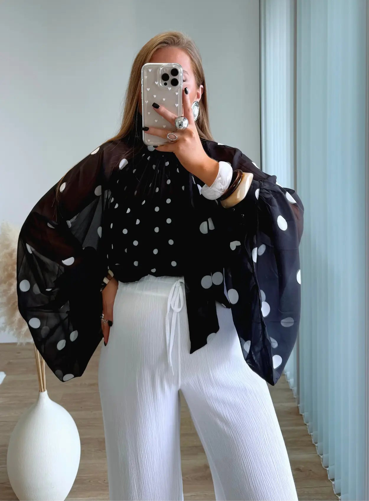 blouse-de-grossesse-fluide-à-pois-et-manches-bouffantes