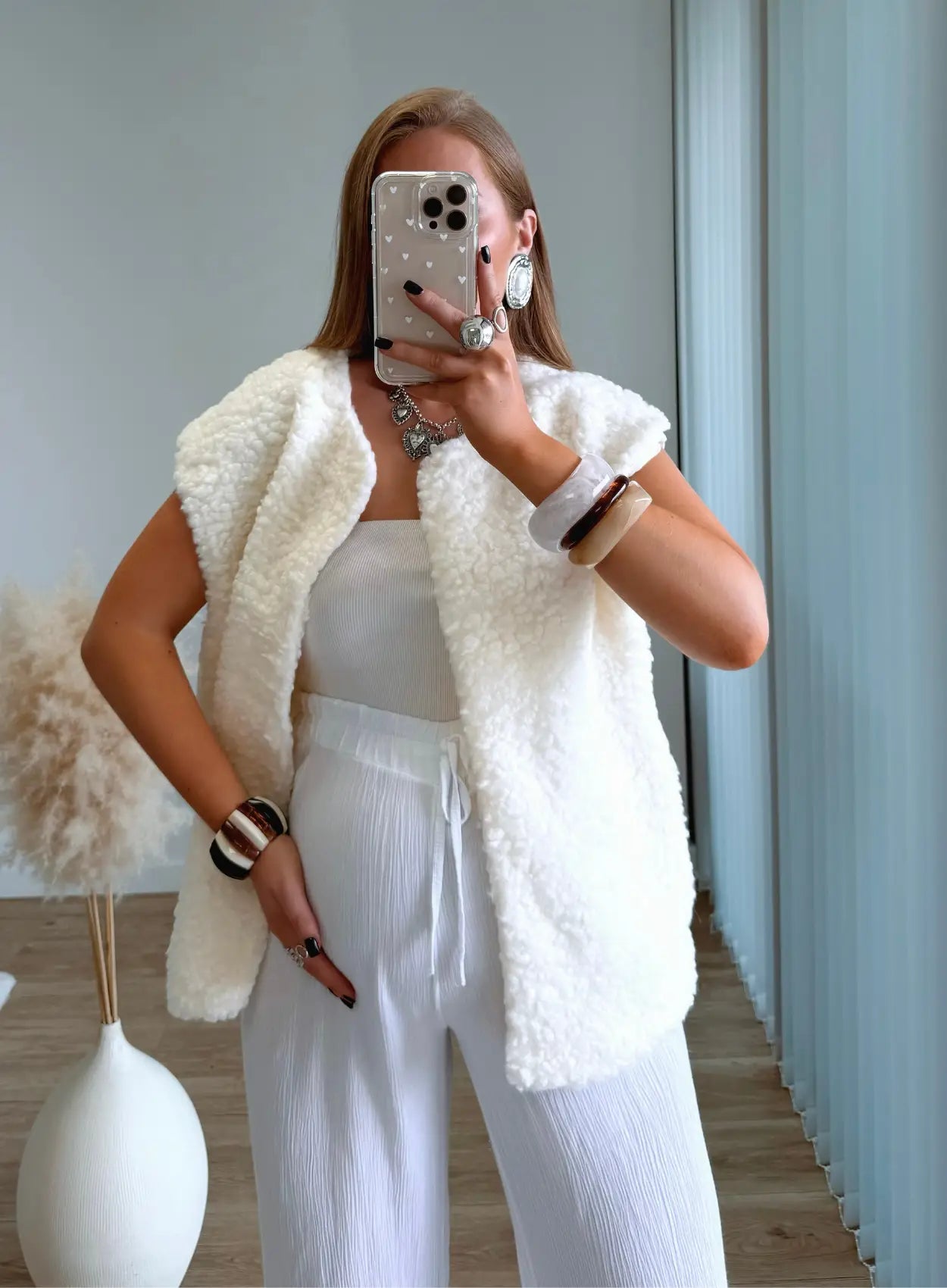 veste-de-grossesse-sans-manches-en-moumoute-blanche