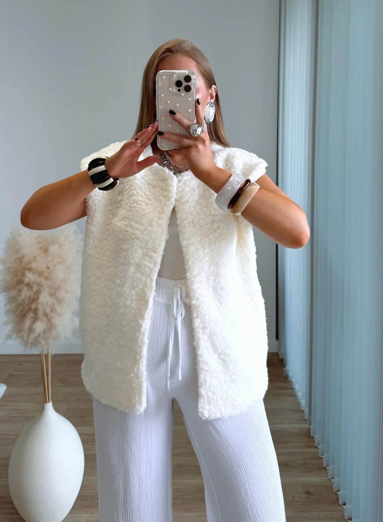 veste-de-grossesse-sans-manches-en-moumoute-blanche