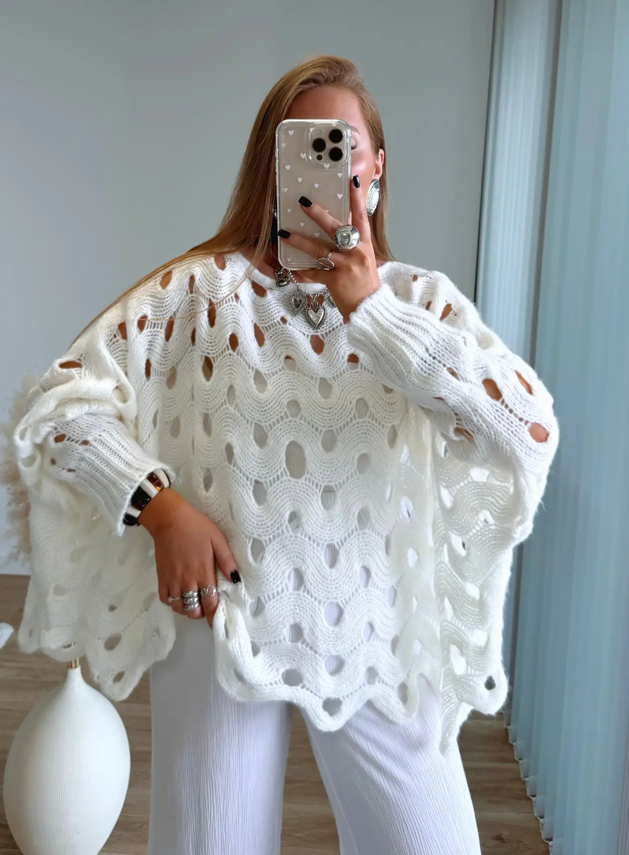 pull-de-grossesse-en-maille-ajourée-blanc-avec-trous-manches-bouffantes