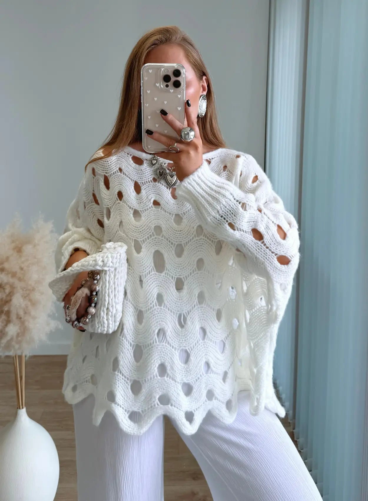 pull-de-grossesse-en-maille-ajourée-blanc-avec-trous-manches-bouffantes