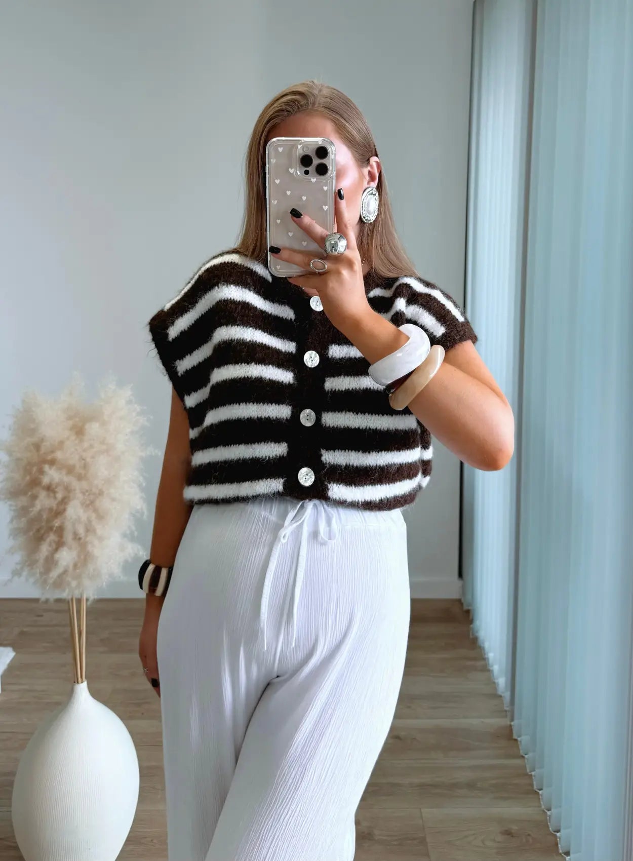 pull-gilet-sans-manches-à-rayures-blanches-et-marron