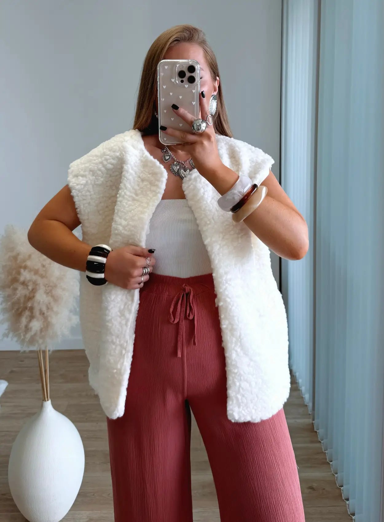 veste-de-grossesse-sans-manches-en-moumoute-blanche