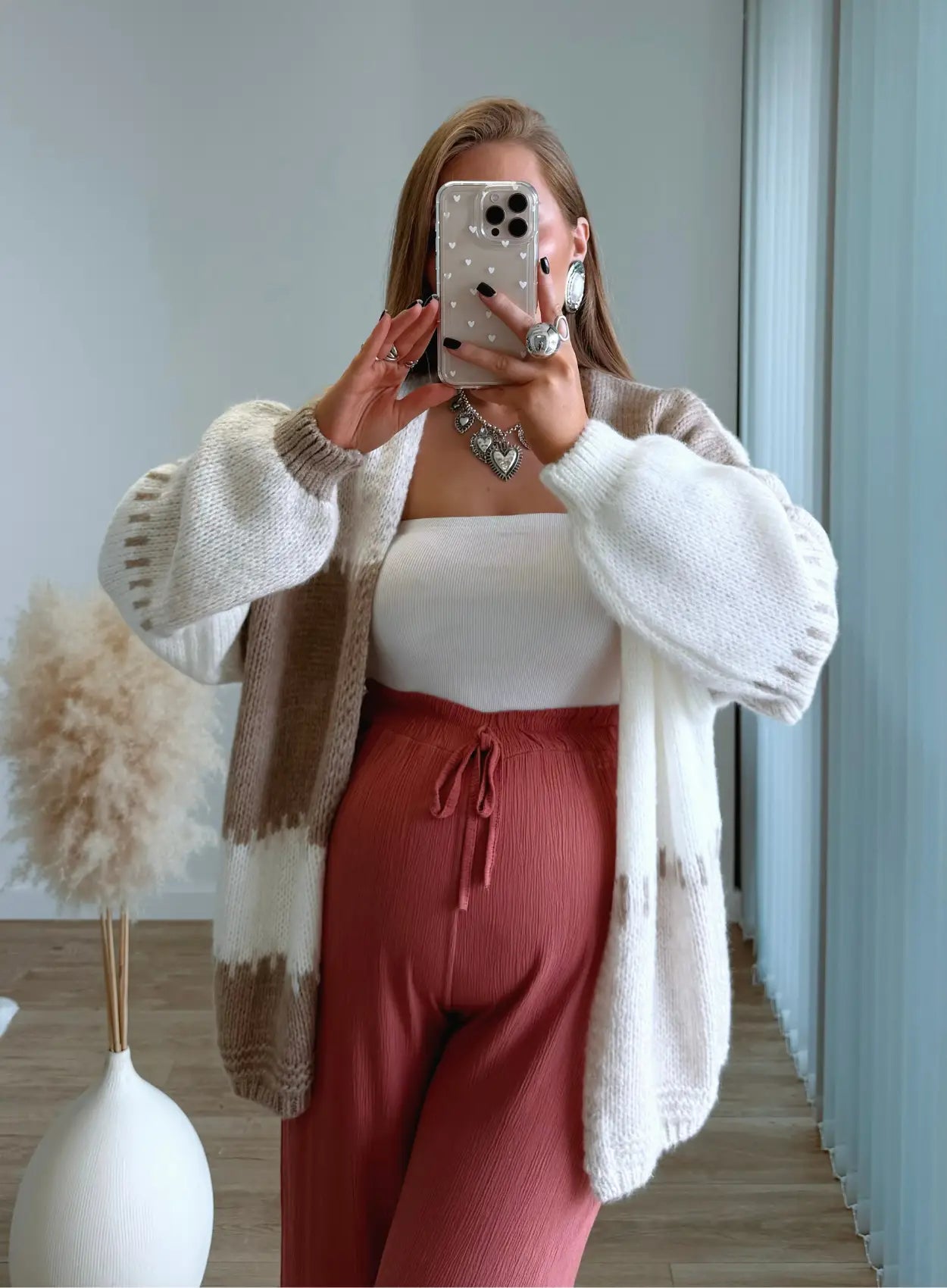 gilet-de-grossesse-en-maille-beige-blanc-et-marron