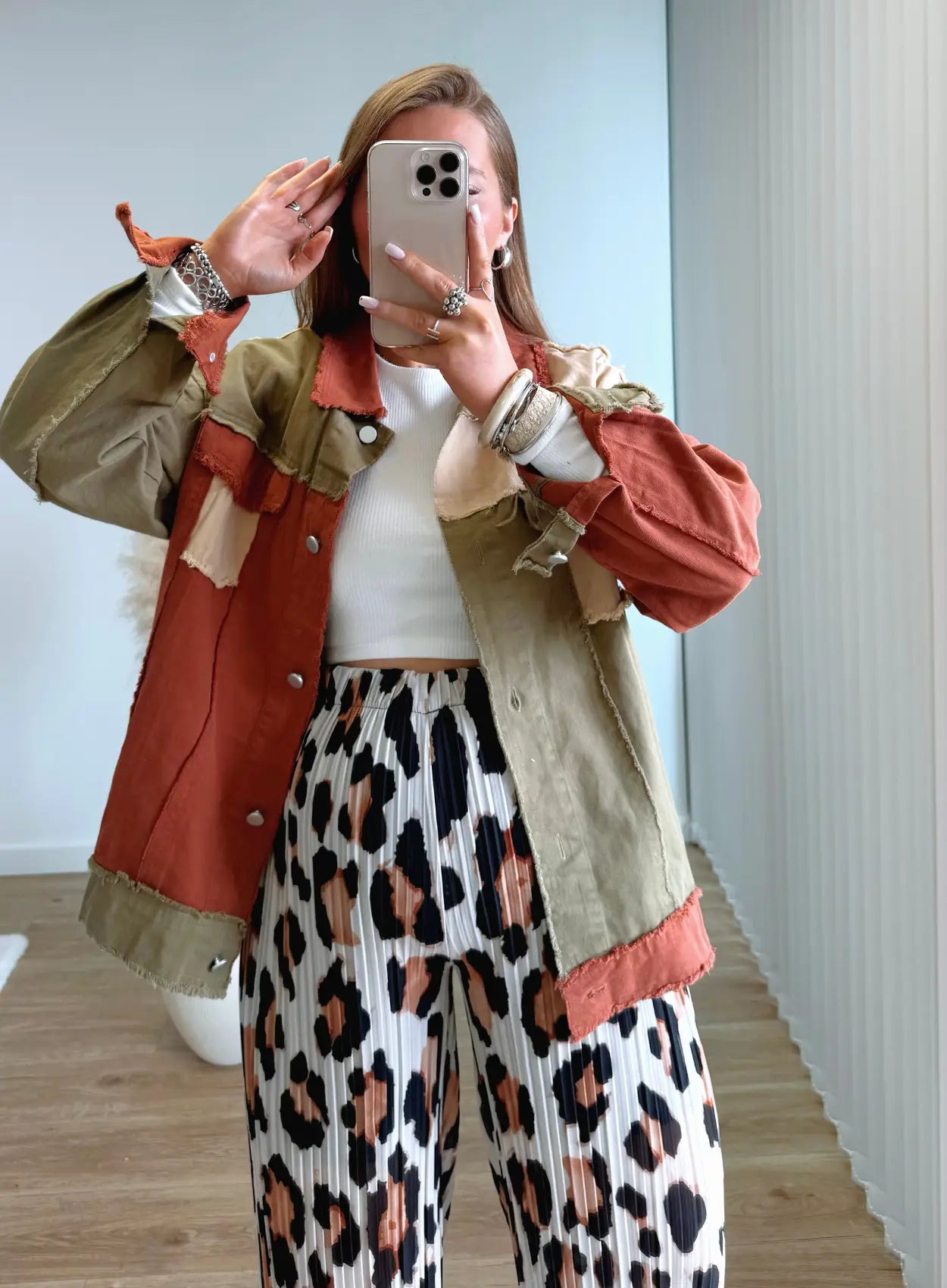 veste-chemise-légère-en-jean-couleur-terracota-kaki-et-beige
