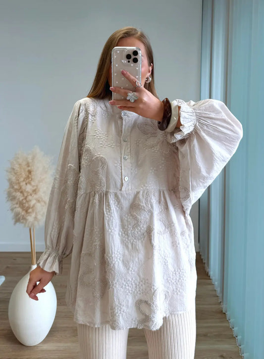 Blouse-de-grossesse-et-allaitement-brodée-beige