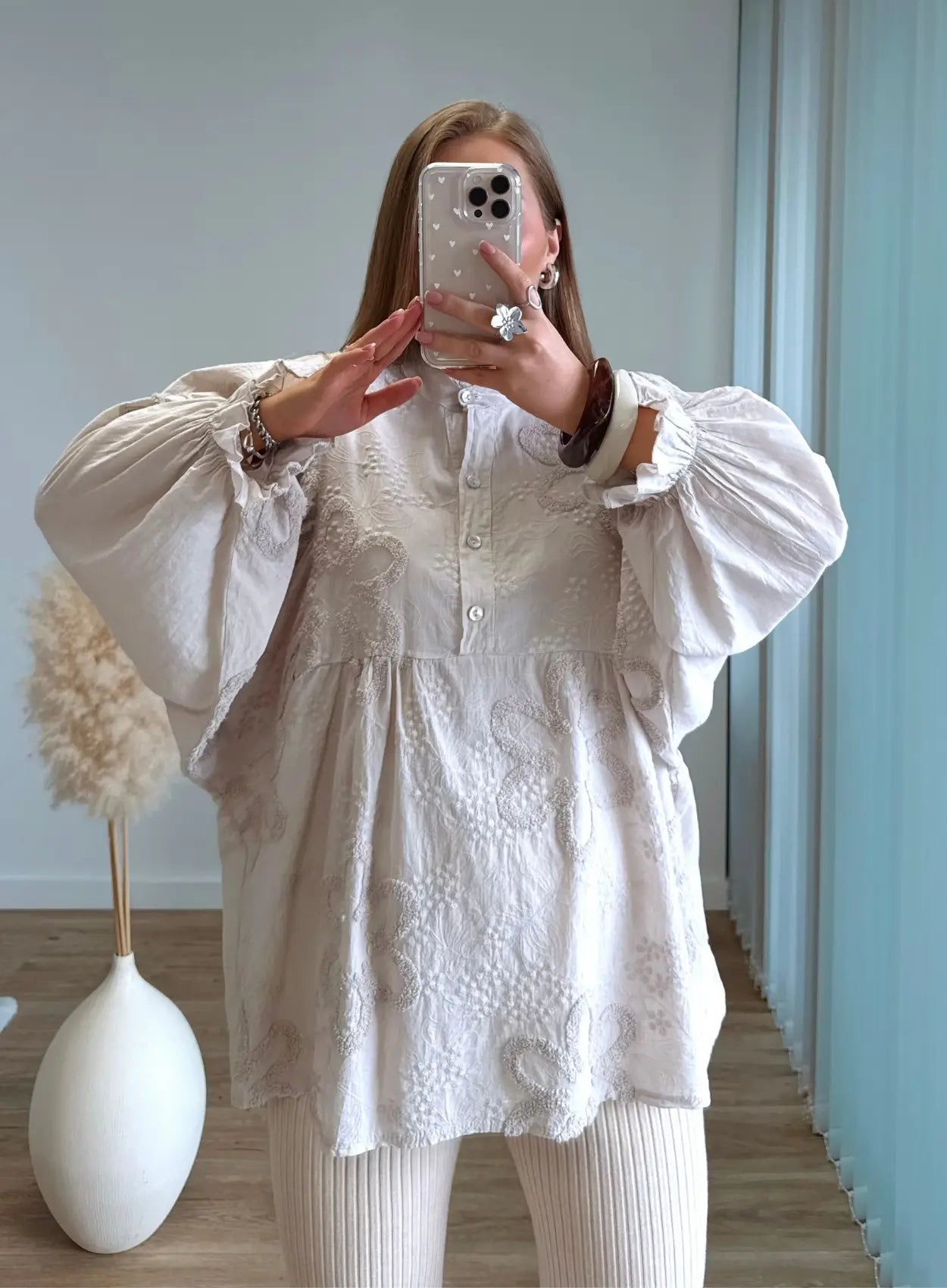 Blouse-de-grossesse-et-allaitement-brodée-beige