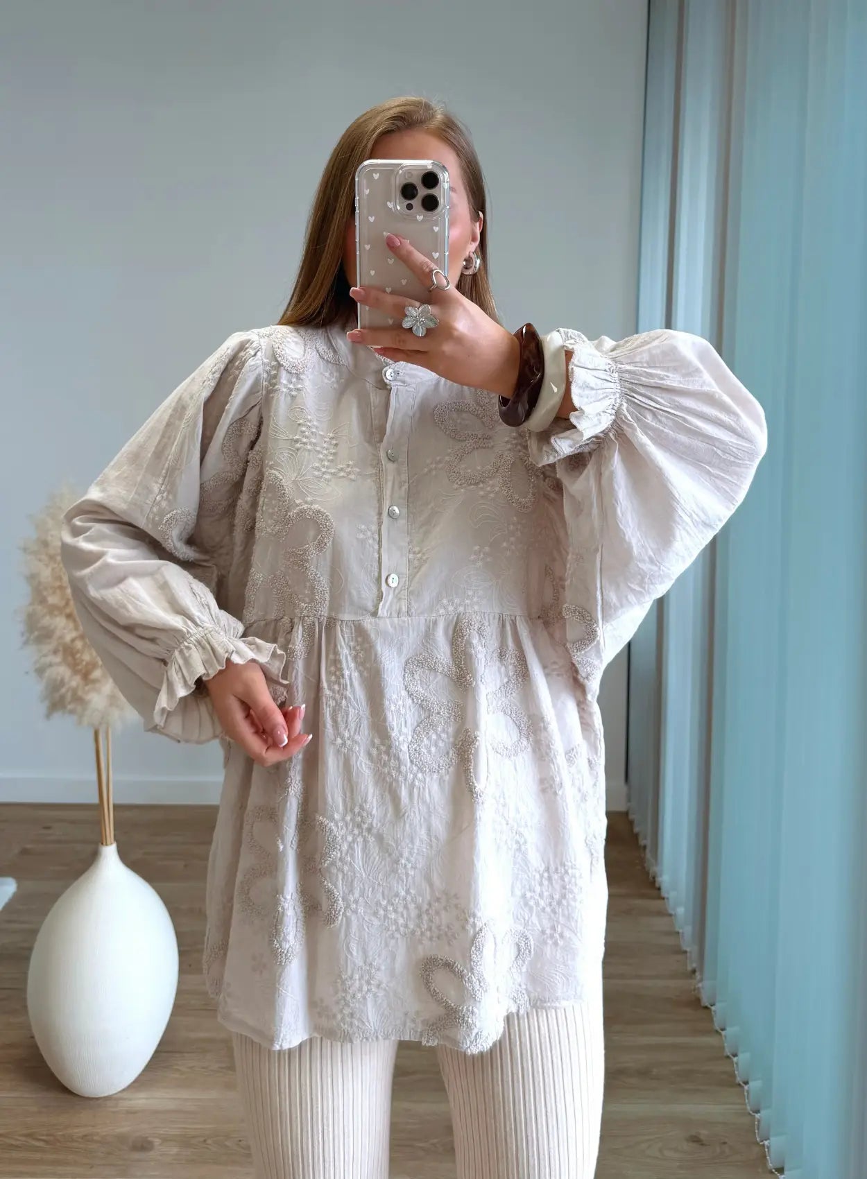 Blouse-de-grossesse-et-allaitement-brodée-beige