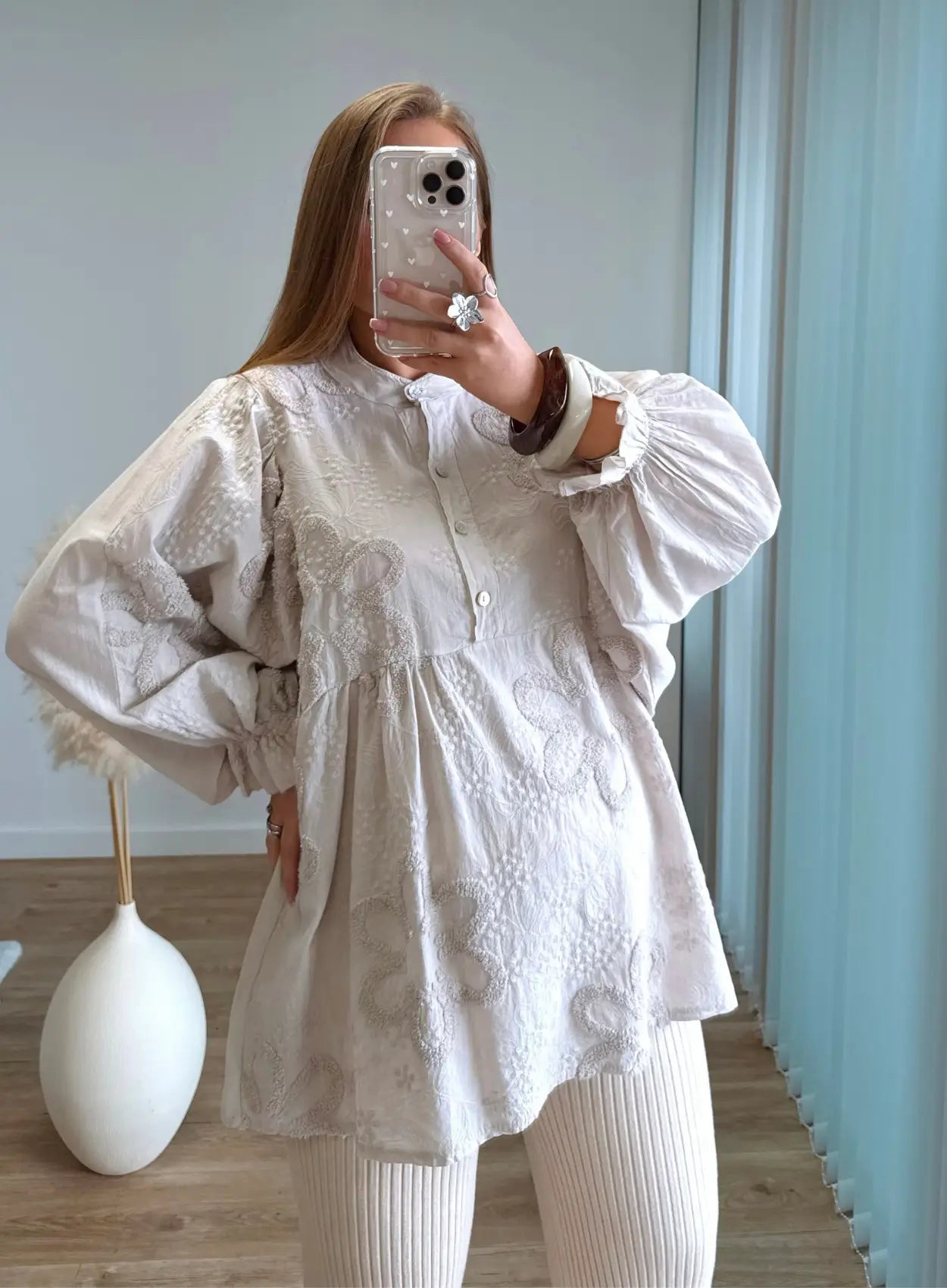 Blouse-de-grossesse-et-allaitement-brodée-beige