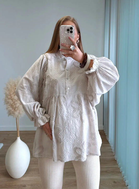 Blouse-de-grossesse-et-allaitement-brodée-beige