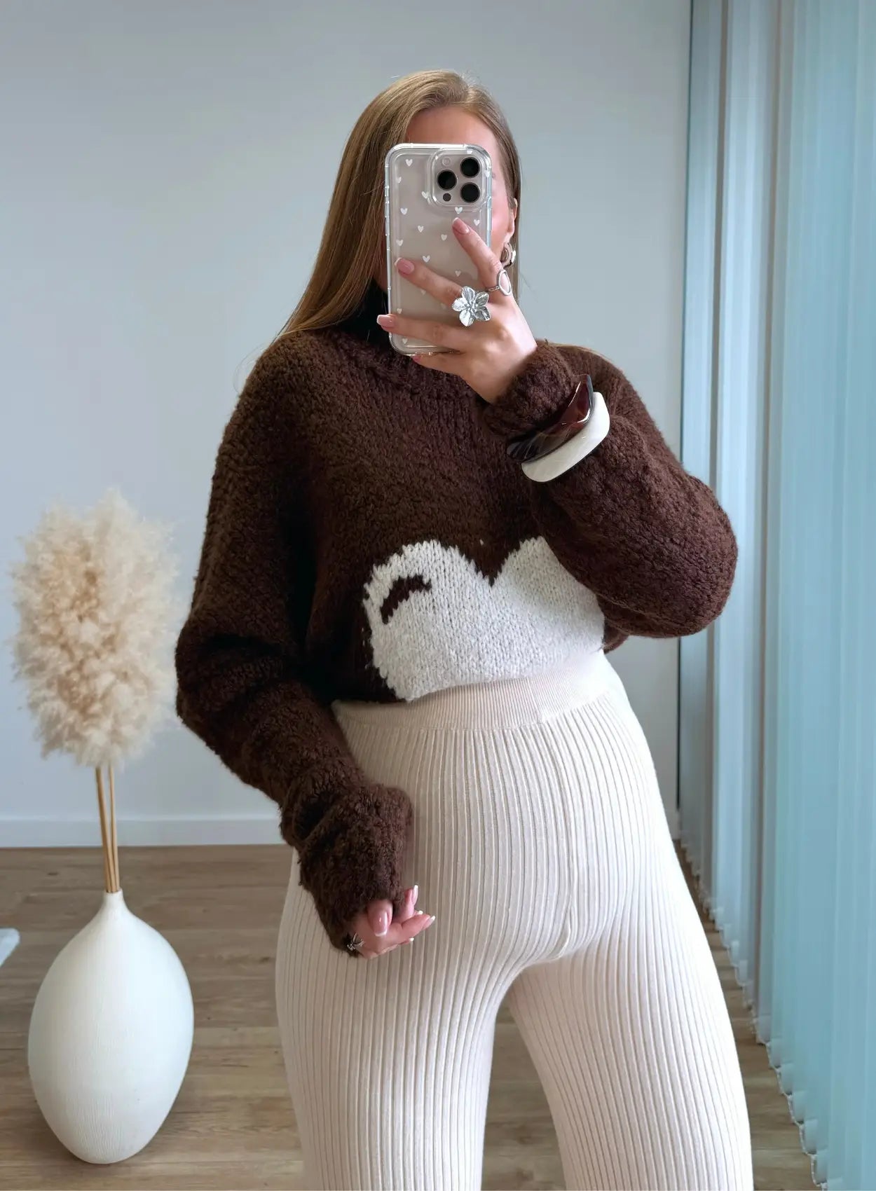 Pull-de-grossesse-chocolat-et-coeur-crème