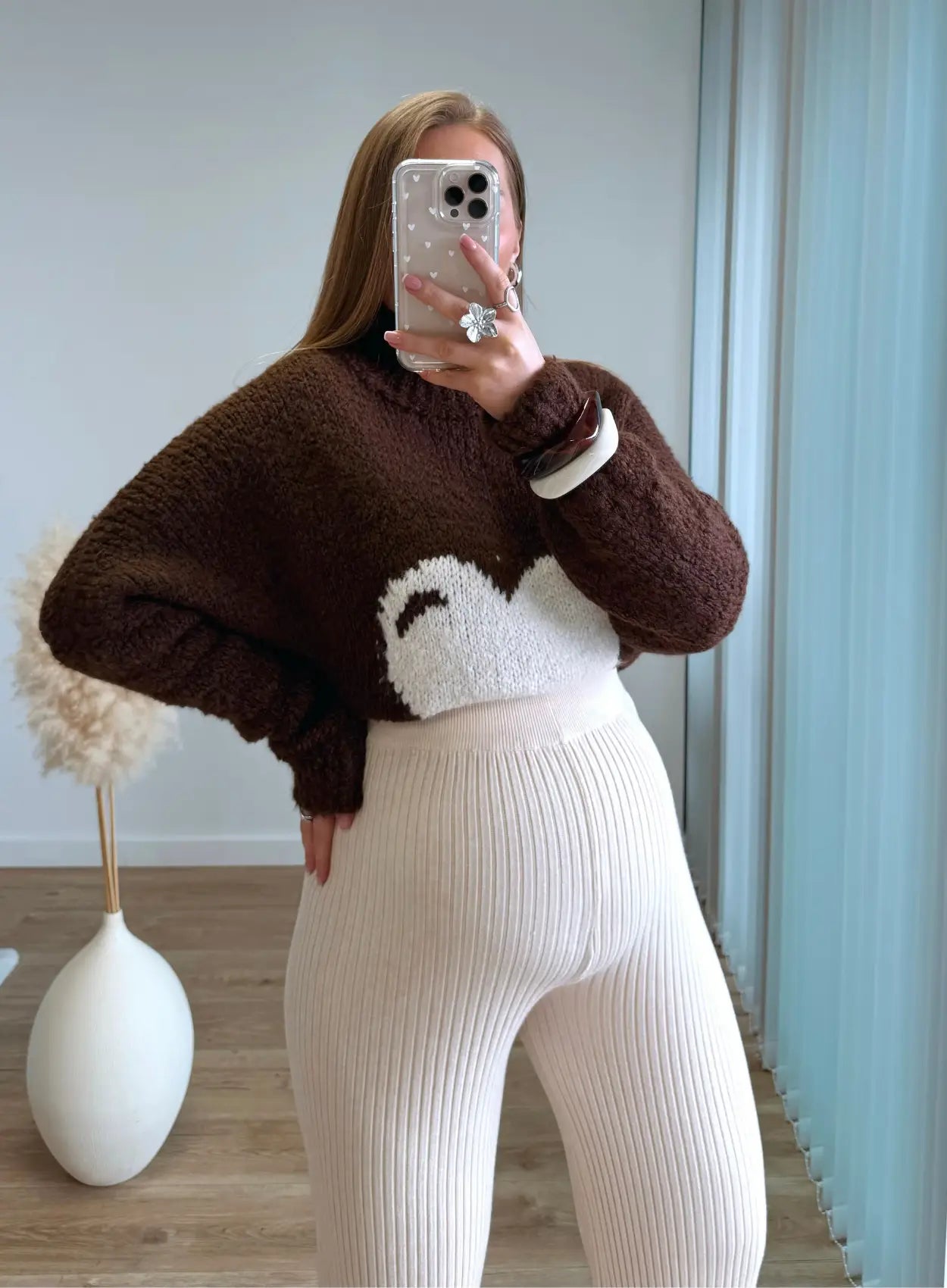 Pull-de-grossesse-chocolat-et-coeur-crème