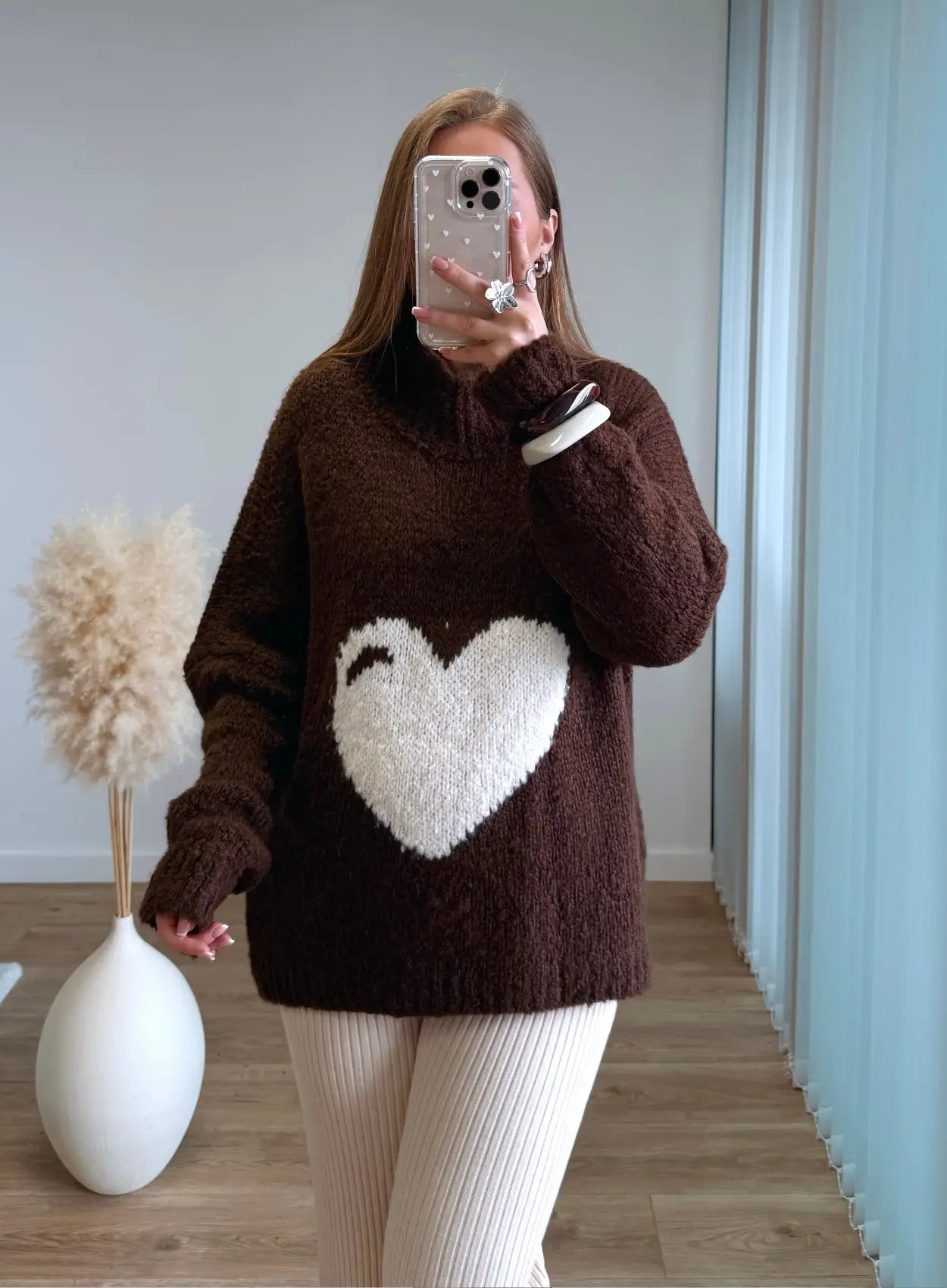 Pull-de-grossesse-chocolat-et-coeur-crème