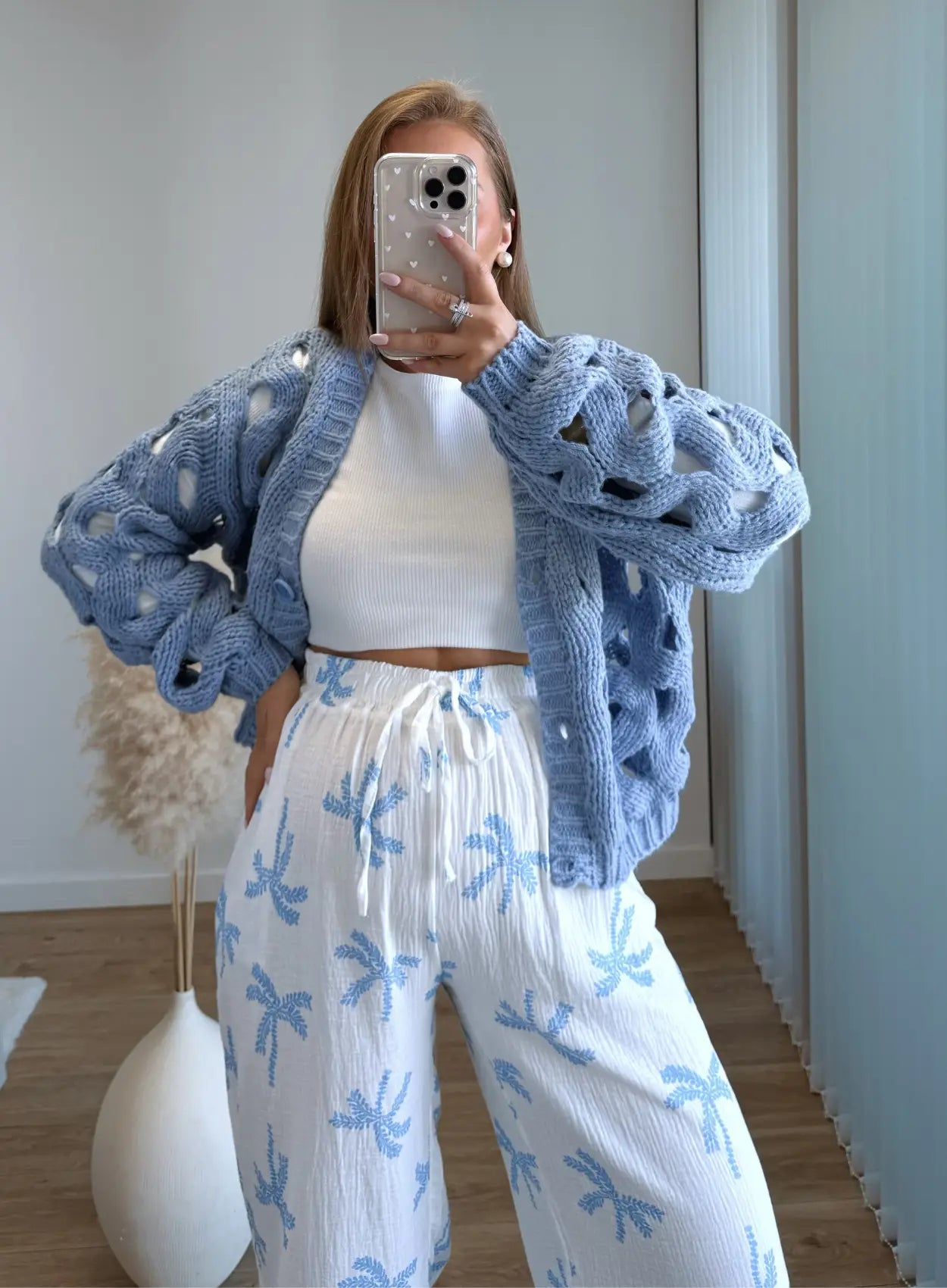 Gilet-de-grossesse-en-maille-bleue-ajourée