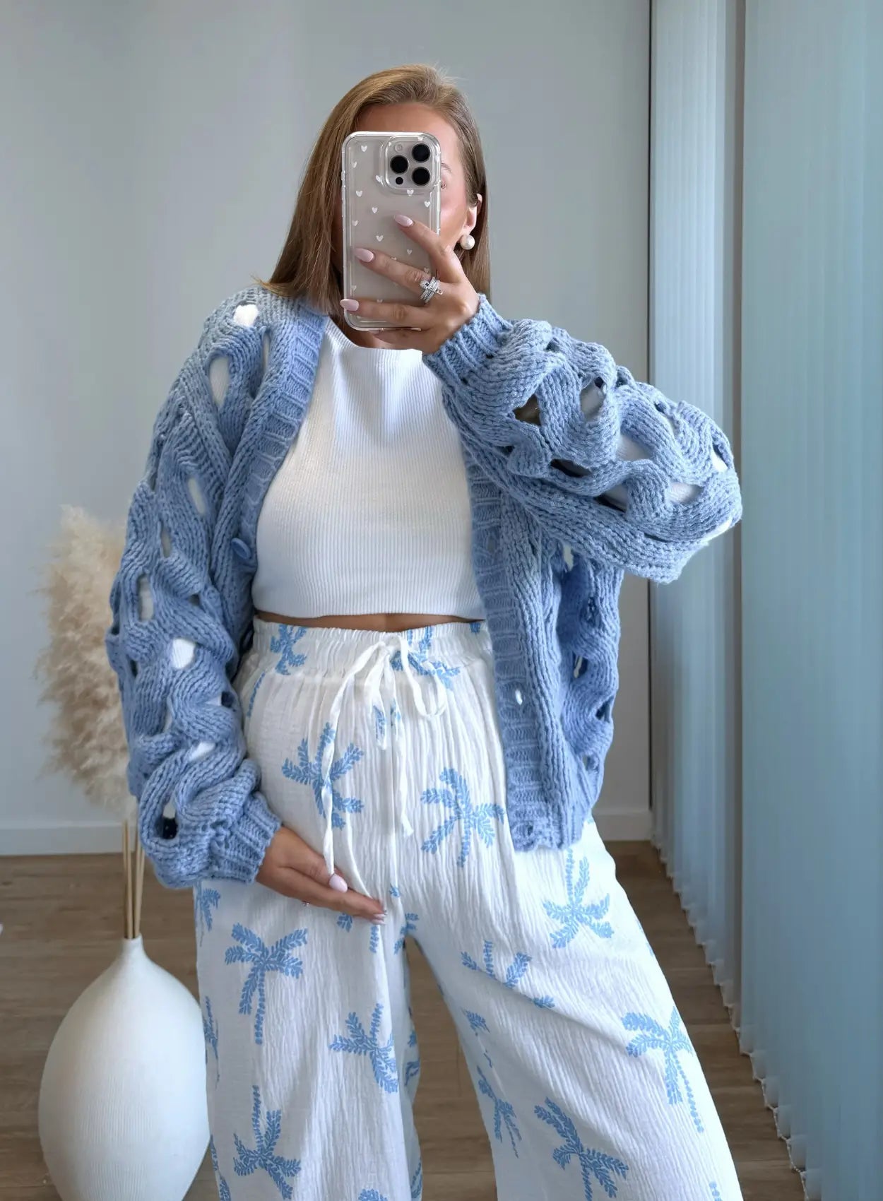 Gilet-de-grossesse-en-maille-bleue-ajourée